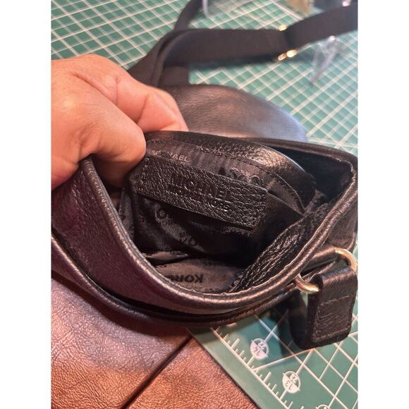 Michael Kors Black Leather Crossbody Bag With Gold Logo - Picture 4 of 5